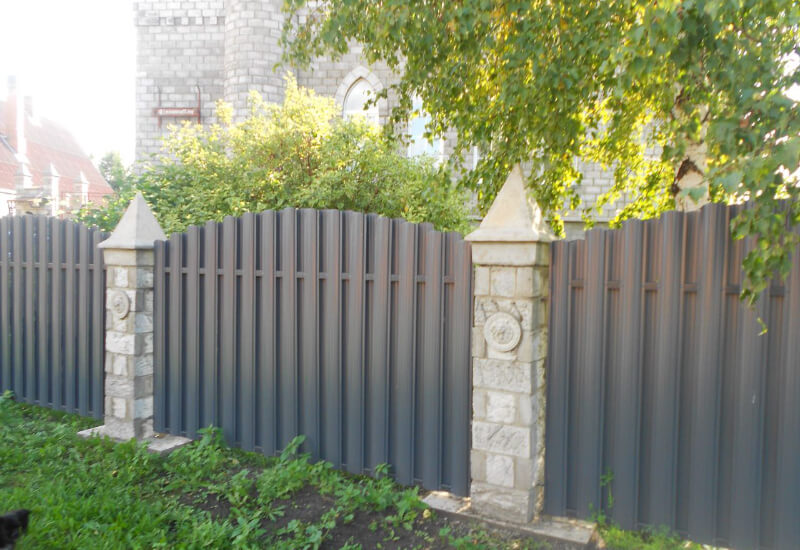  Забор из евроштакетника серого со светлыми столбами Байконур фото 2