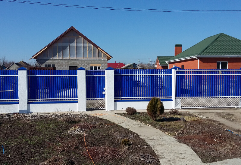 Забор из металлоштакетника синего с белыми столбами в Байконуре фото 2