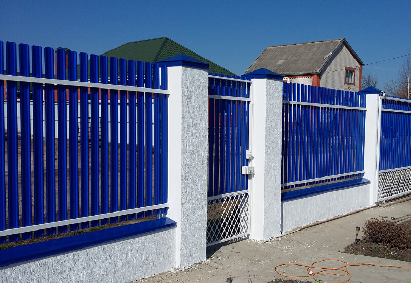 Забор из штакетника цвет RAL5002 синий двусторонний в Байконуре фото 3