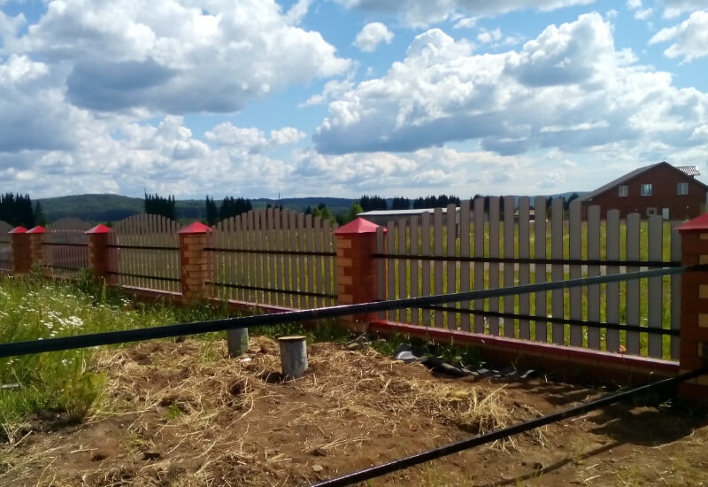 Забор из евроштакетника RAL3003 рубин, секция горкой в Байконуре фото 1