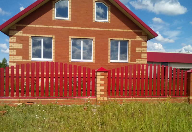 Забор из металлоштакетника цвета рубин с кирпичными столбами в Байконуре фото 2