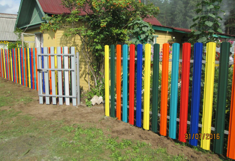 Забор-лесенка из штакетника в Рудном