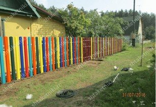 Фото забора из разноцветного штакетника широкого в Байконуре